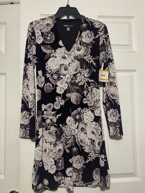 Anne Klein Purple and White Floral V-Neck Long Sleeve Dress